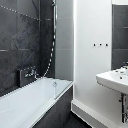 Homestay Kuenstlerzimmer In Der Haeselburg - Abstrakte Mit Badewanne *