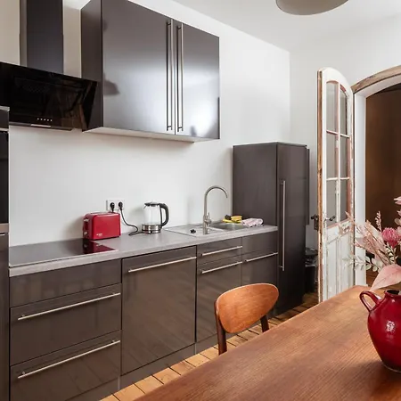 Kuenstlerzimmer In Der Haeselburg - Abstrakte Mit Badewanne Accommodatie bij particulieren
