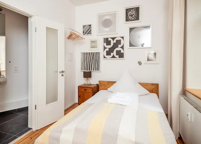 Homestay Kuenstlerzimmer In Der Haeselburg - Abstrakte Mit Badewanne Gera