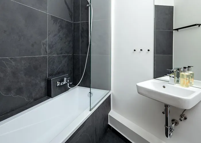 Homestay Kuenstlerzimmer In Der Haeselburg - Abstrakte Mit Badewanne *