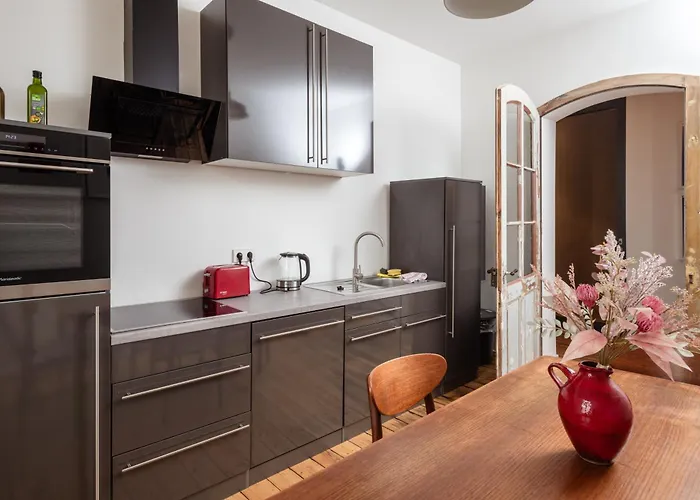 Kuenstlerzimmer In Der Haeselburg - Abstrakte Mit Badewanne Homestay